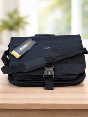 Solo Laptop Bag NWT Black Expandable Work Business Case Shoulder Strap 15.6”